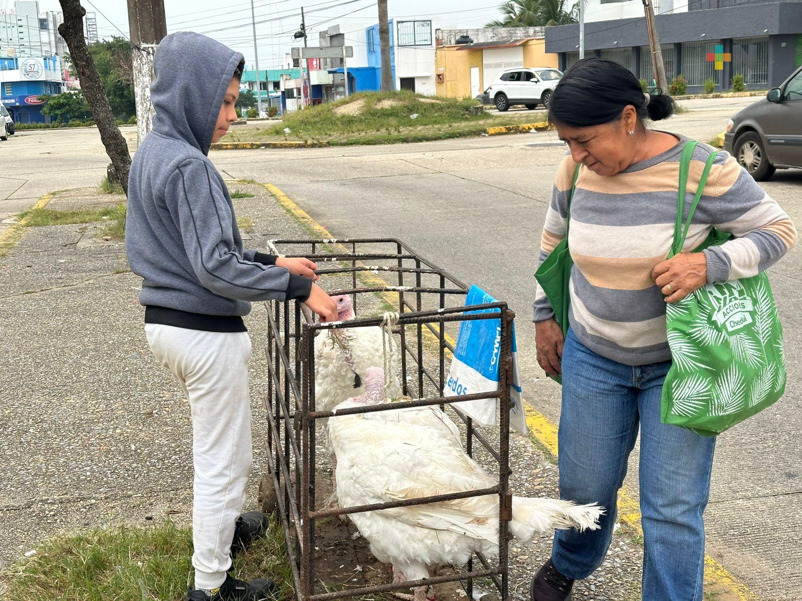 Continúa familia con venta de pavos en Coatzacoalcos