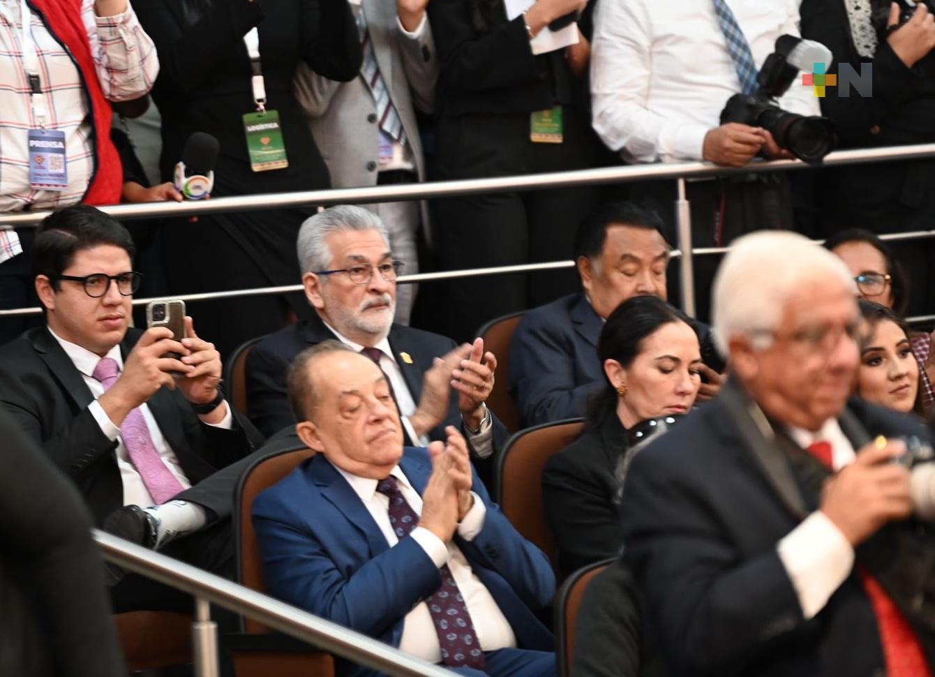 Asiste alcalde de Xalapa a toma de protesta de Rocío Nahle