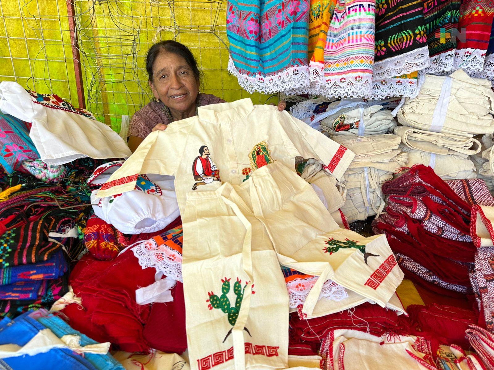 Arriban a Coatzacoalcos comerciantes de trajecitos guadalupanos