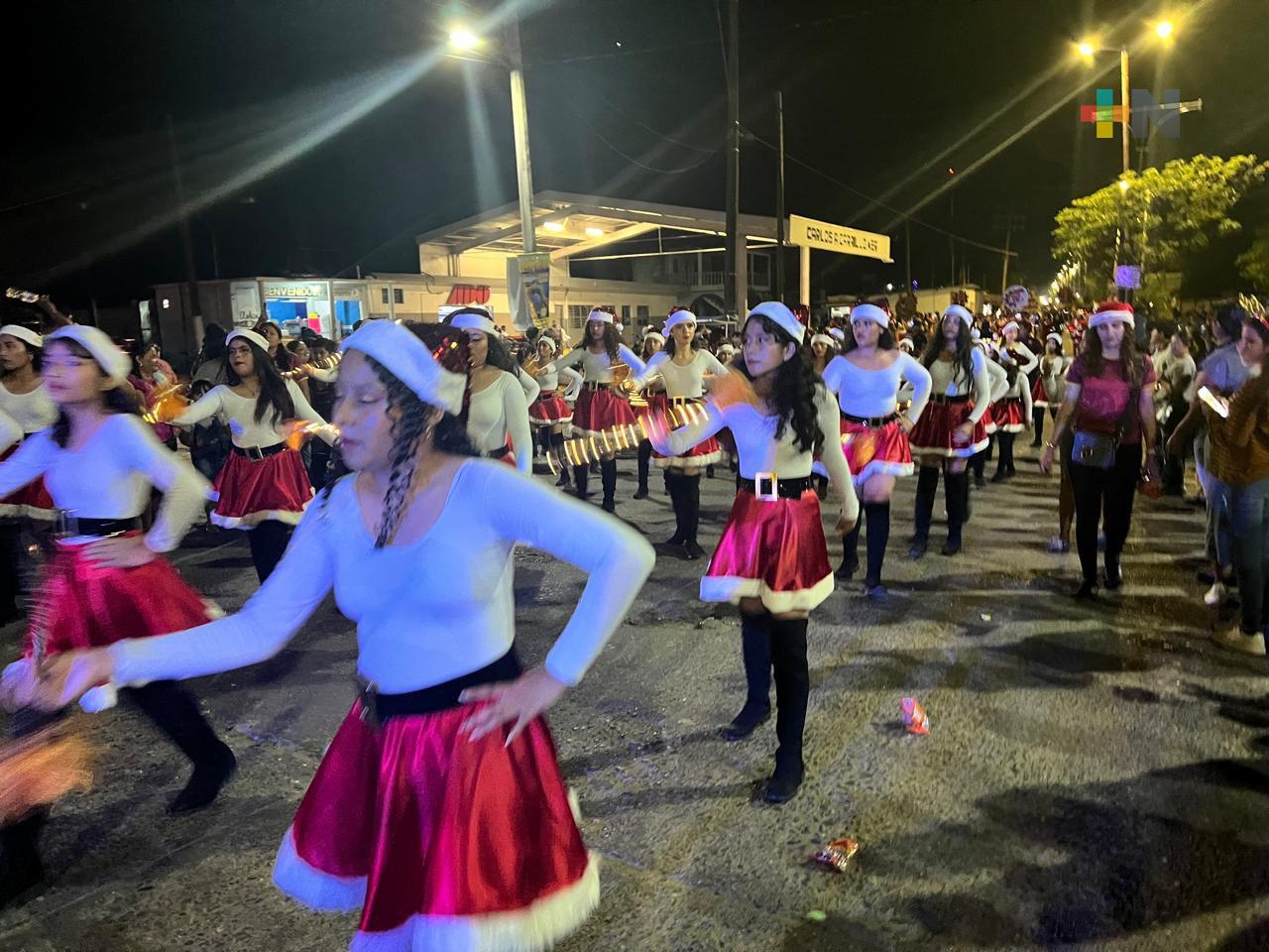 Carlos A. Carrillo se viste de Navidad con desfile escolar