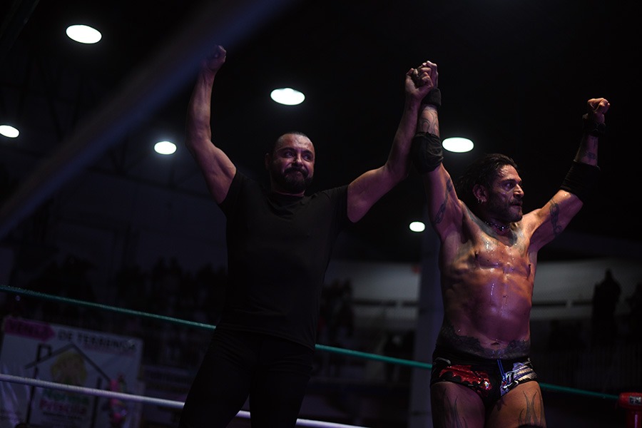 Latin Lover y Cibernético protagonizaron lleno en la Arena Xalapa
