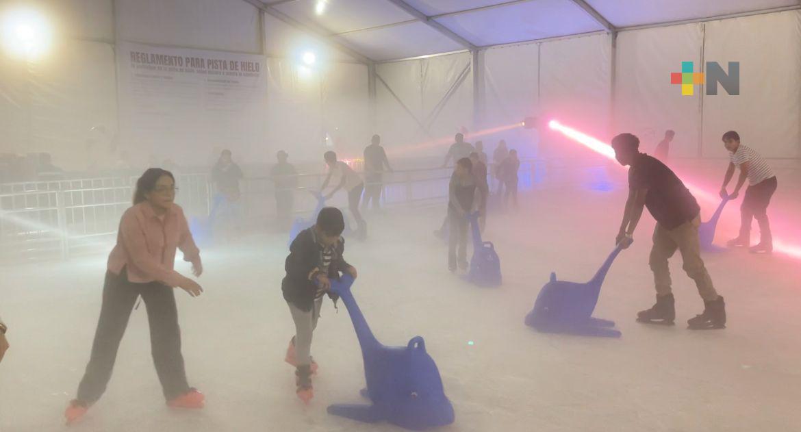 Porteños asisten a disfrutar de la pista de hielo que se instaló en Coatzacoalcos