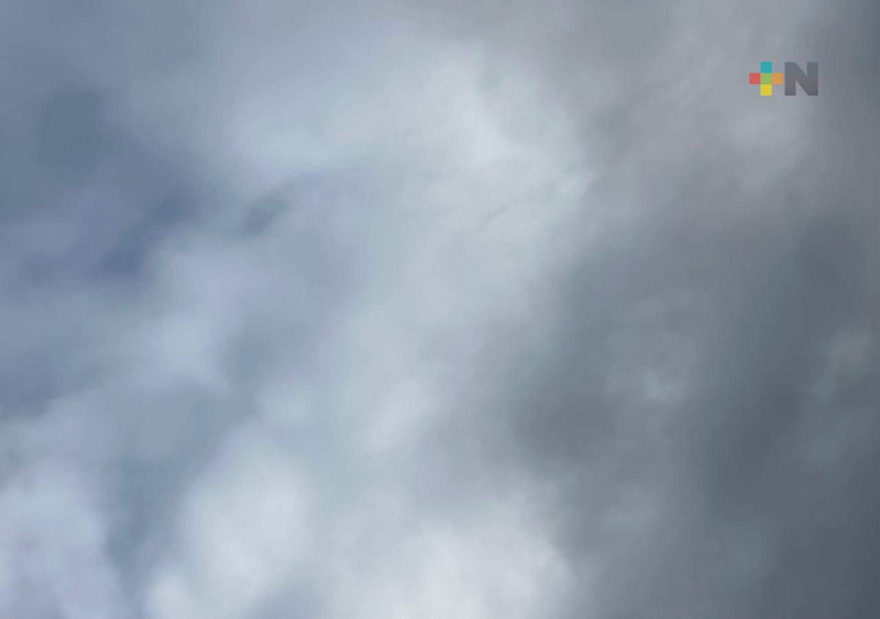 Mayormente nublado con probabilidad de lluvias