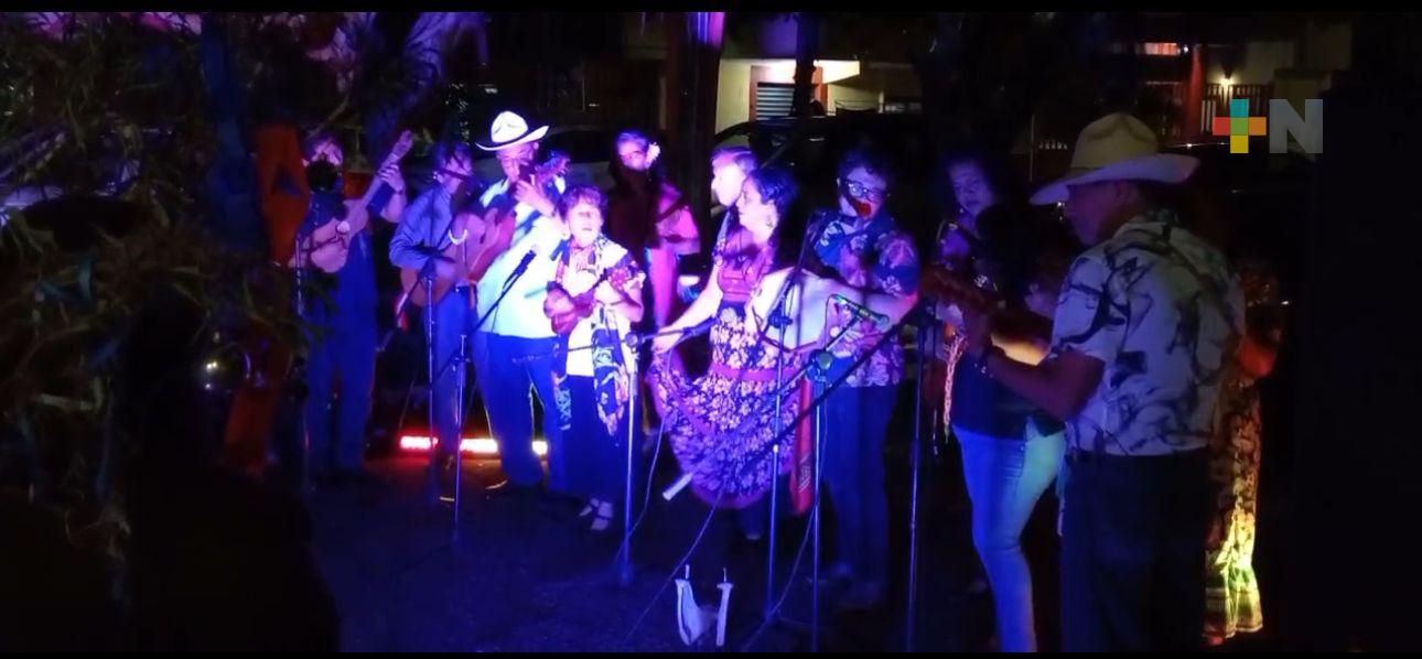 Para recuperar las tradiciones se realizó evento para promover la rama navideña