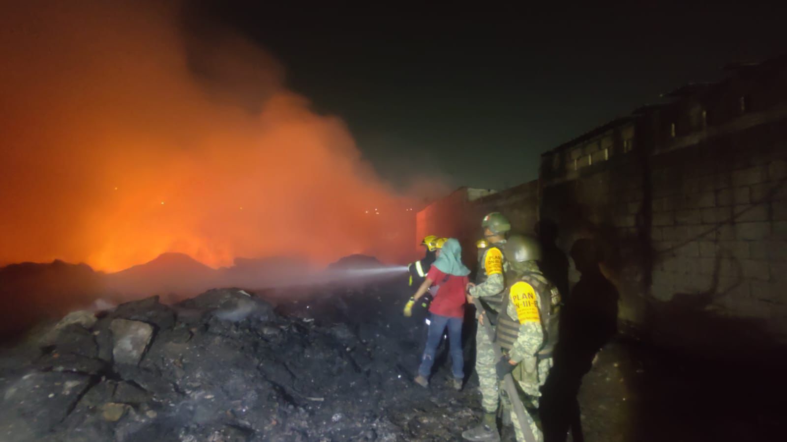Controlado incendio de basurero en Veracruz
