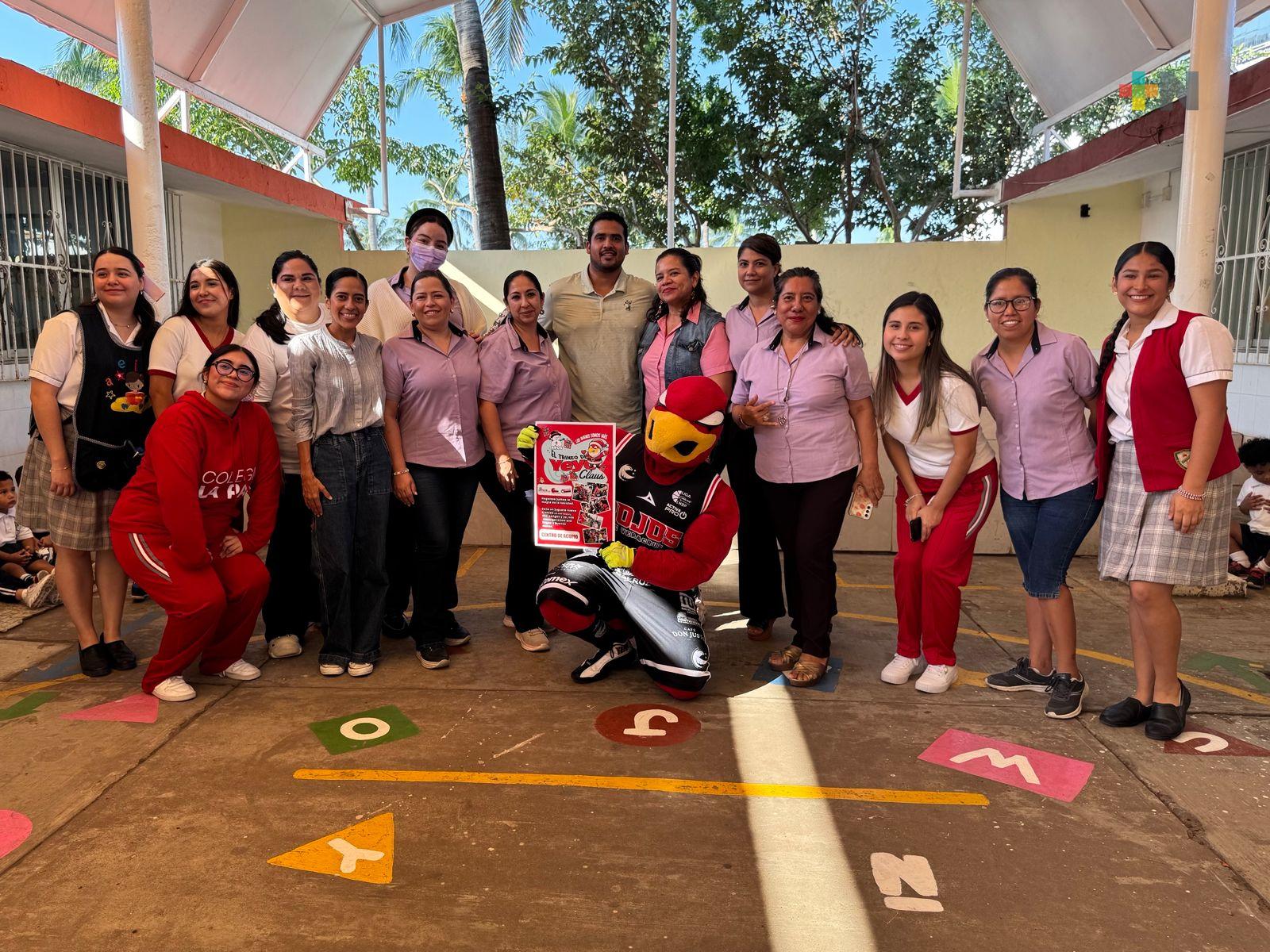 Mascota de Halcones Rojos recauda juguetes en escuelas de Veracruz