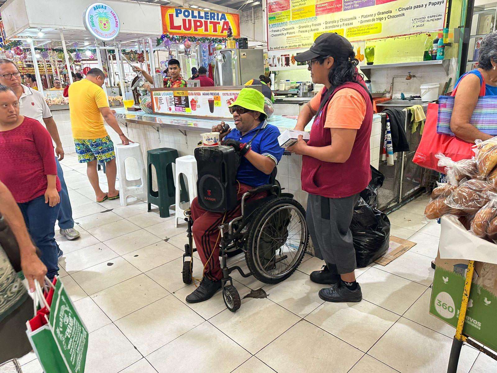 Músico comparte su alegría en mercado de Coatzacoalcos