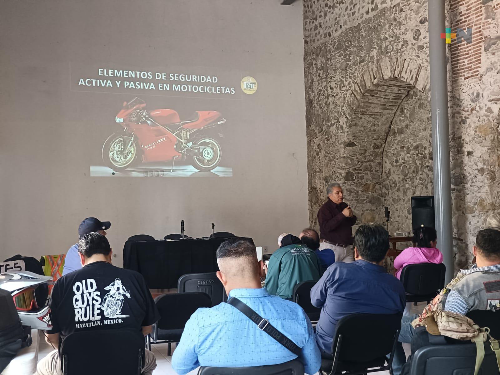 Imparten pláticas a motociclistas en Córdoba