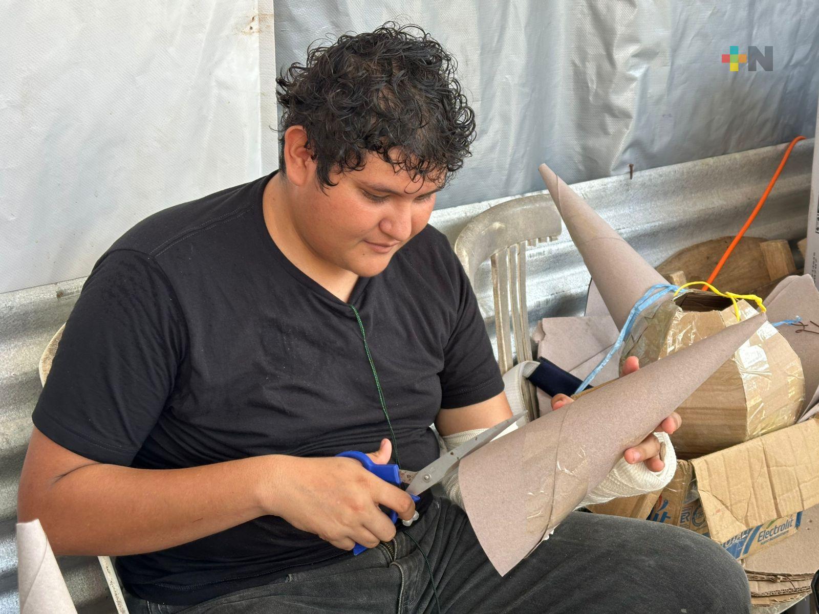 Ni las fracturas le impiden realizar piñatas