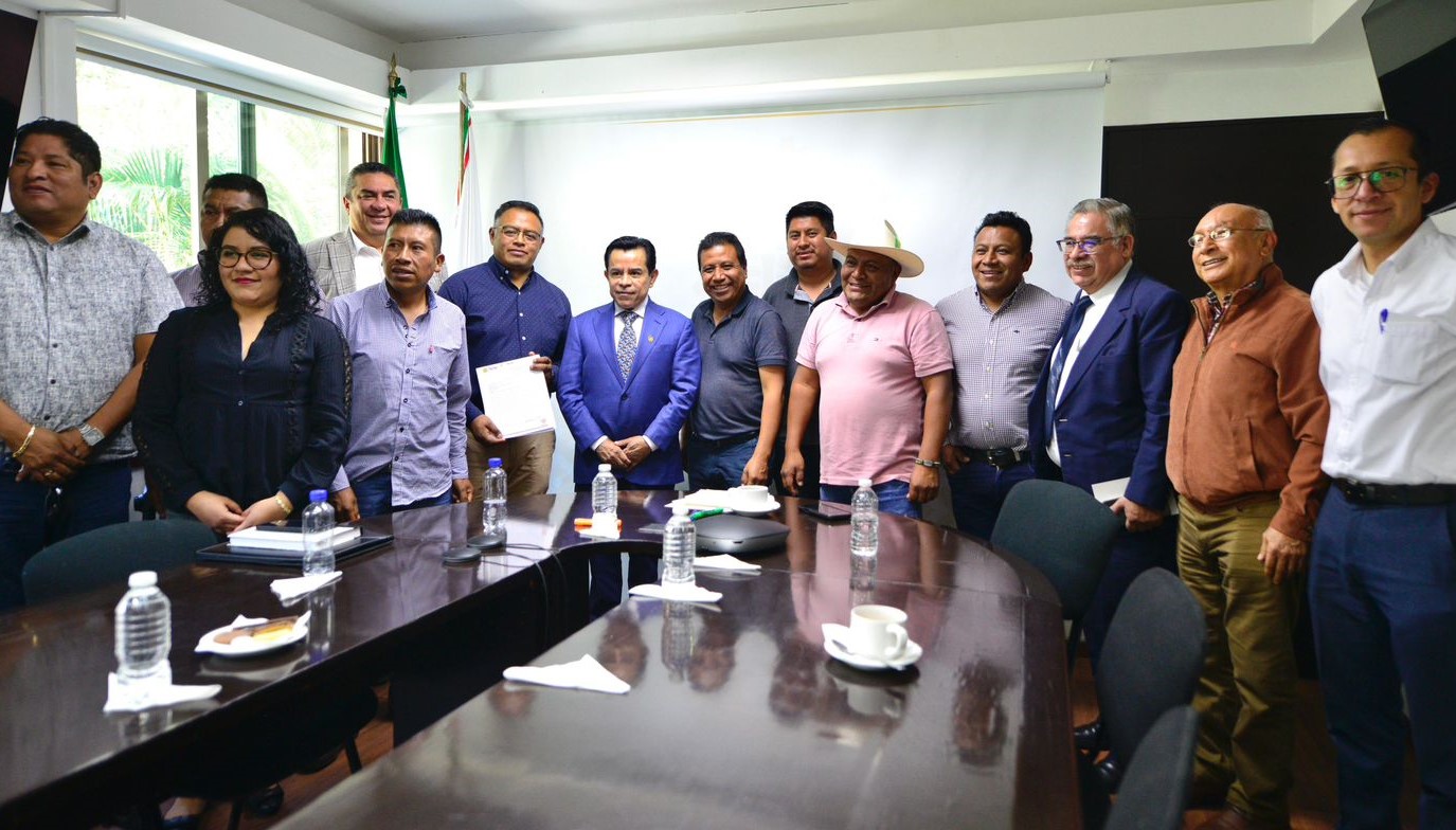 Entrega Secretaría de Salud licencias sanitarias para panteones en Soledad Atzompa