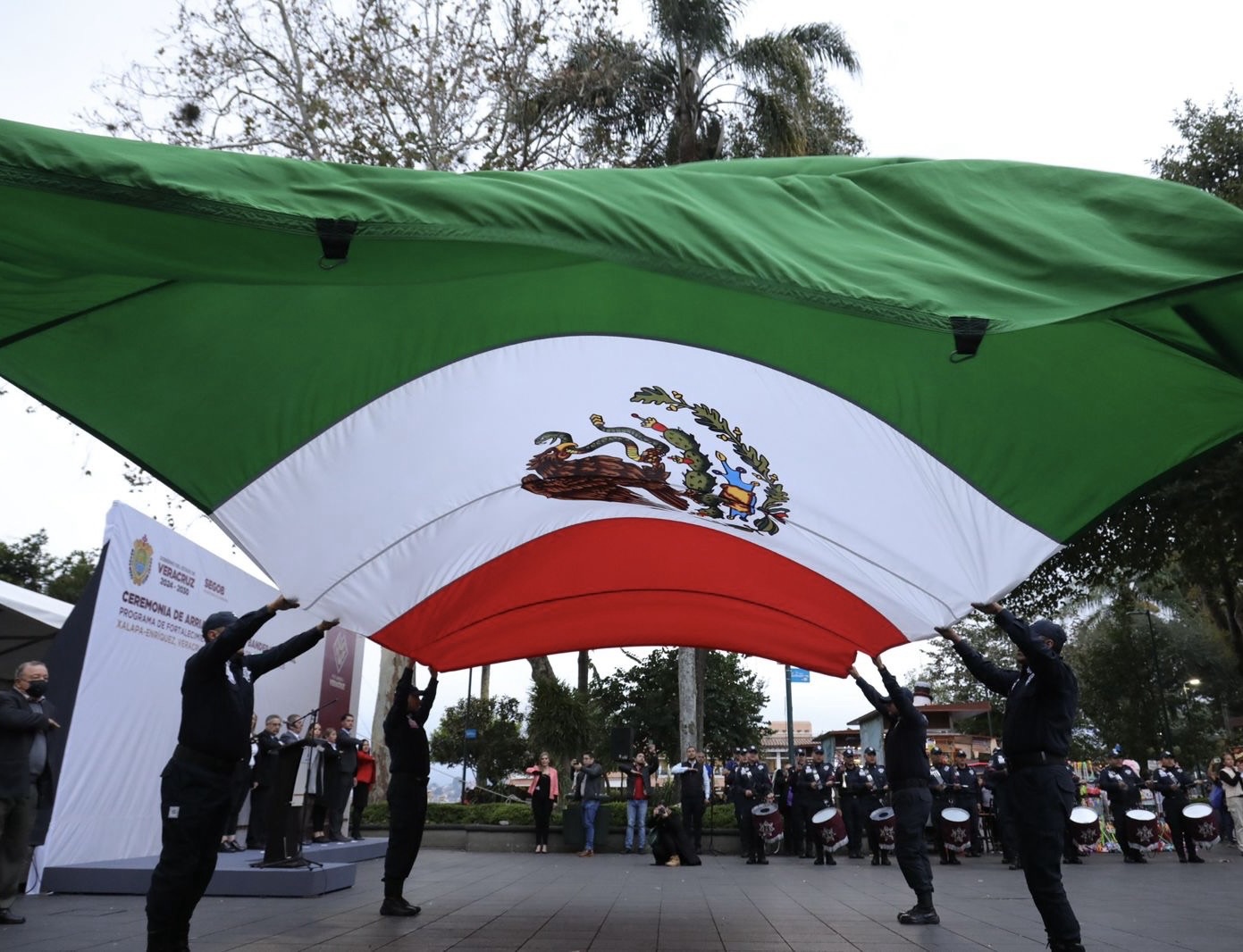 Con patriotismo, Gobierno del Estado rinde homenaje a la Bandera Nacional