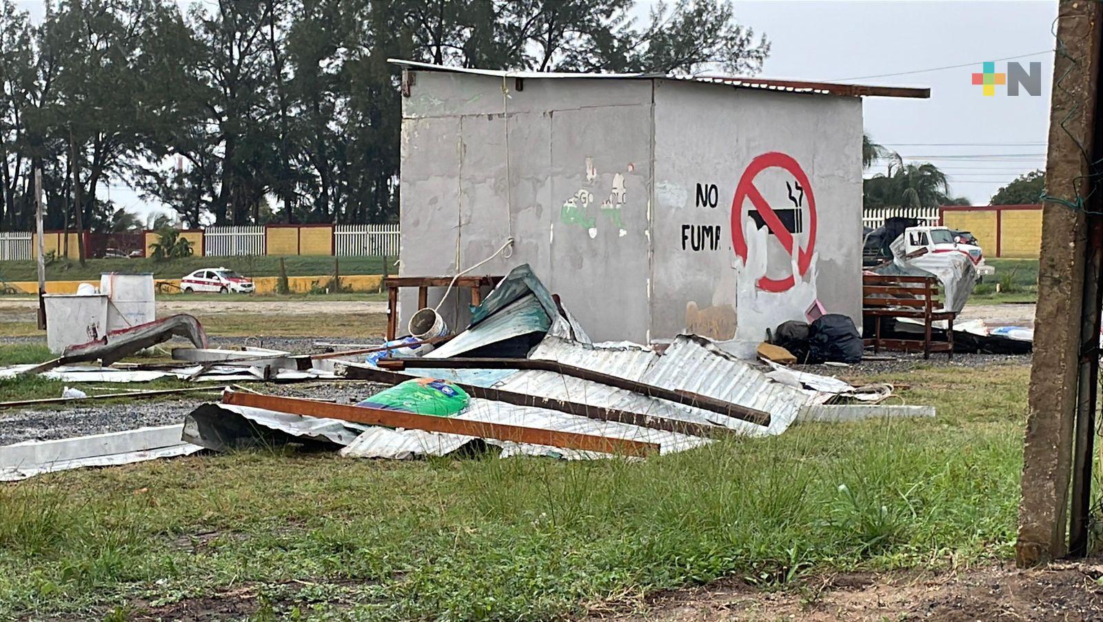 Viento voló láminas de zona de venta de pirotecnia en Coatza; ya está resguardada