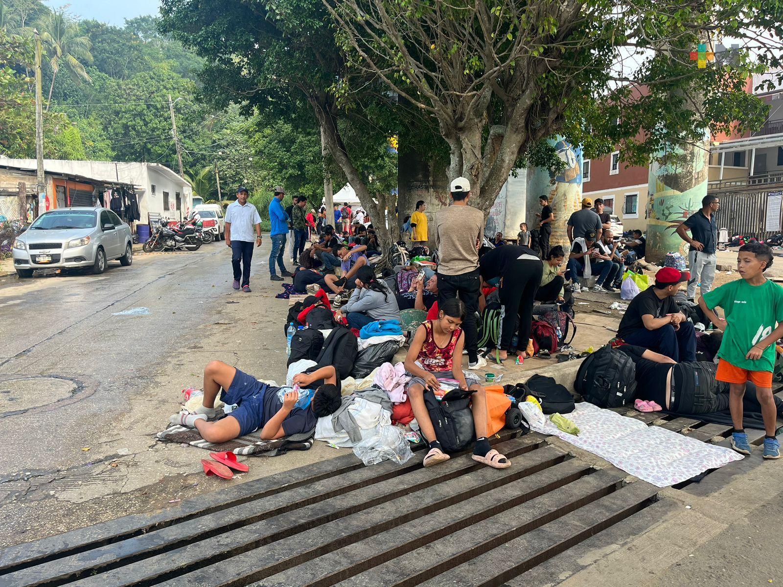 Migrantes, la mayoría venezolanos, llegan a Coatzacoalcos; esperan el tren