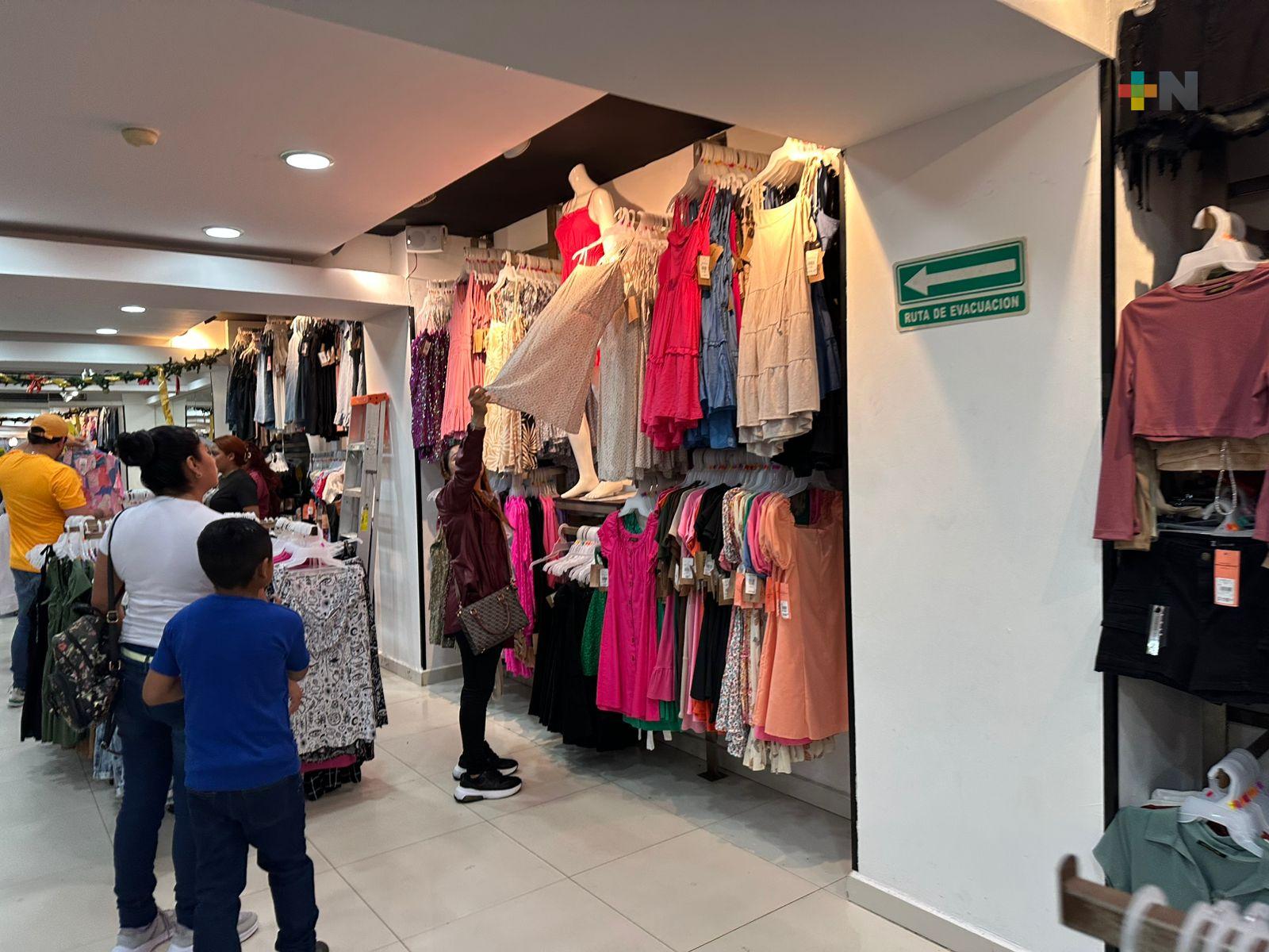 Sin importar color, mujeres estrenan ropa para despedir el año