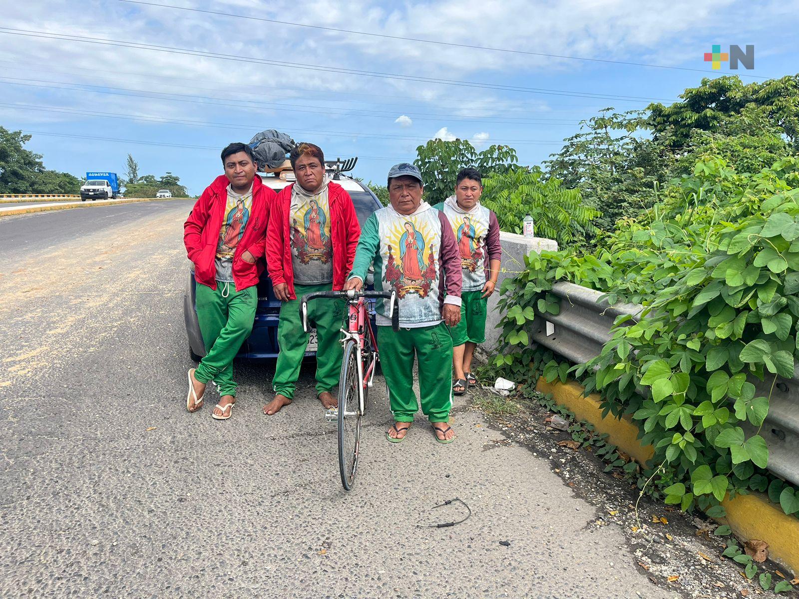 Peregrinos se exponen al peligro y no siempre son respetados por conductores