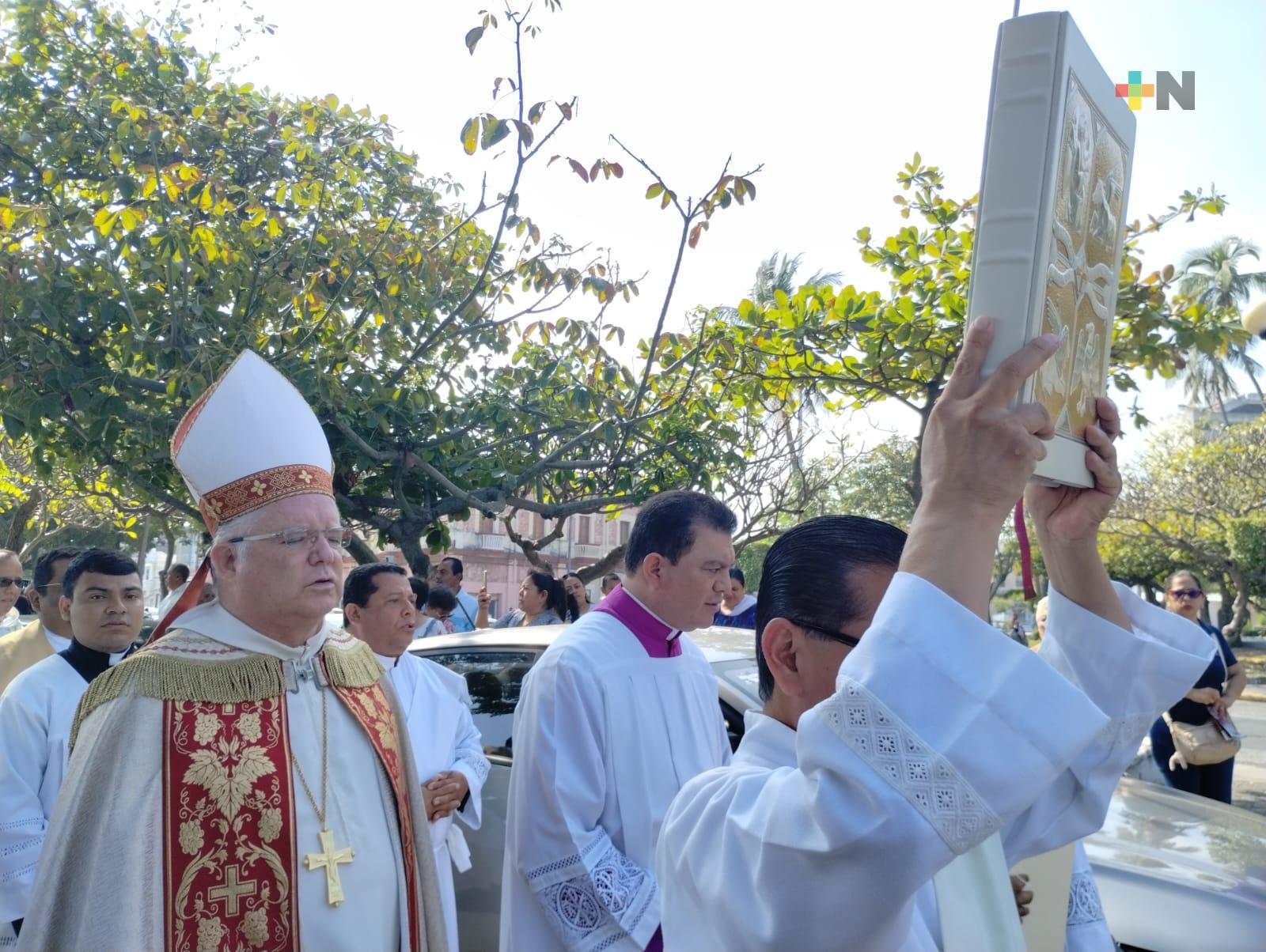 Encabeza obispo Carlos Briceño procesión del Jubileo en municipio de Veracruz