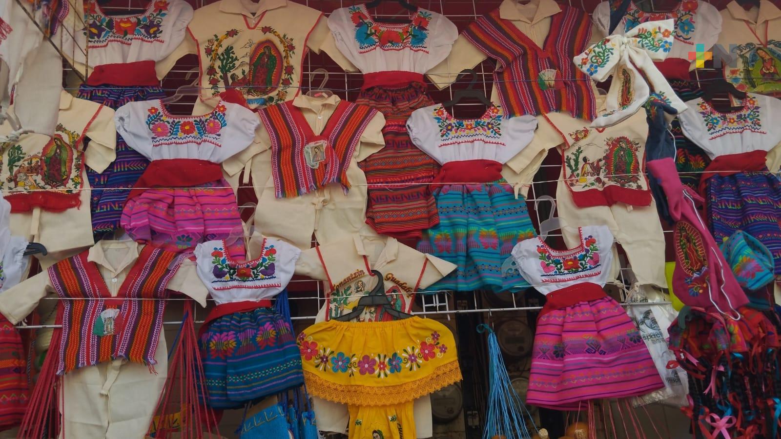 Vendedores esperan aumenten las ventas de trajes de Juan Diego