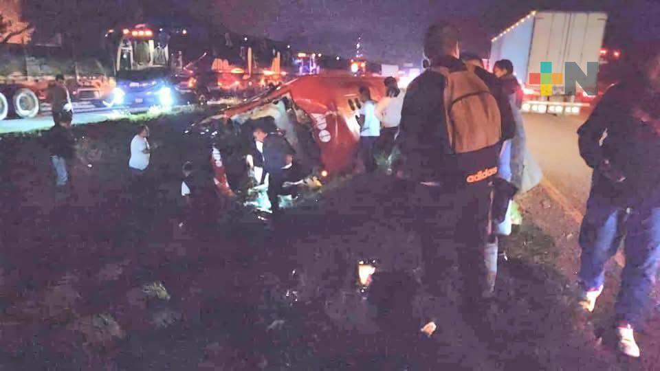 Vuelca autobús en autopista La Tinaja-Cosoleacaque; 12 personas lesionadas