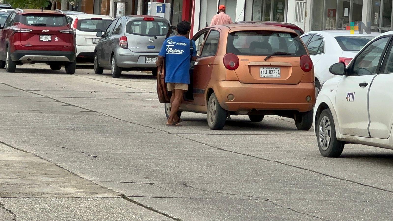 Insuficientes estacionamientos en centro de Coatza provoca congestión por autos en doble fila