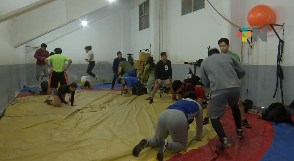Cumplen 30 años formando luchadores en Xalapa