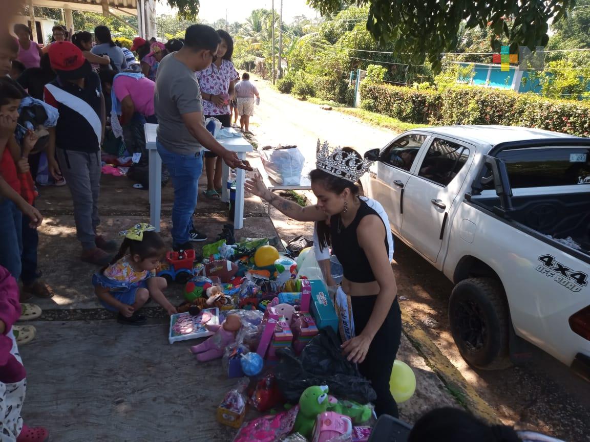 Jóvenes llevan ropa y juguetes a familias vulnerables de comunidad de Coatzacoalcos
