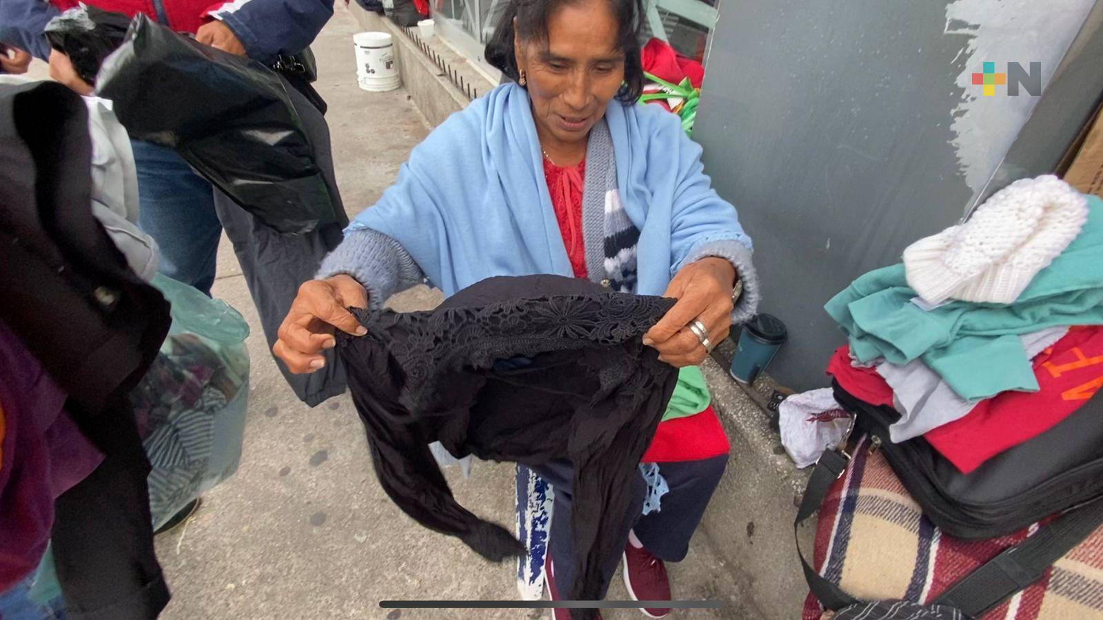 Vecinos de Veracruz puerto donan ropa abrigadora a familiares de enfermos hospitalizados