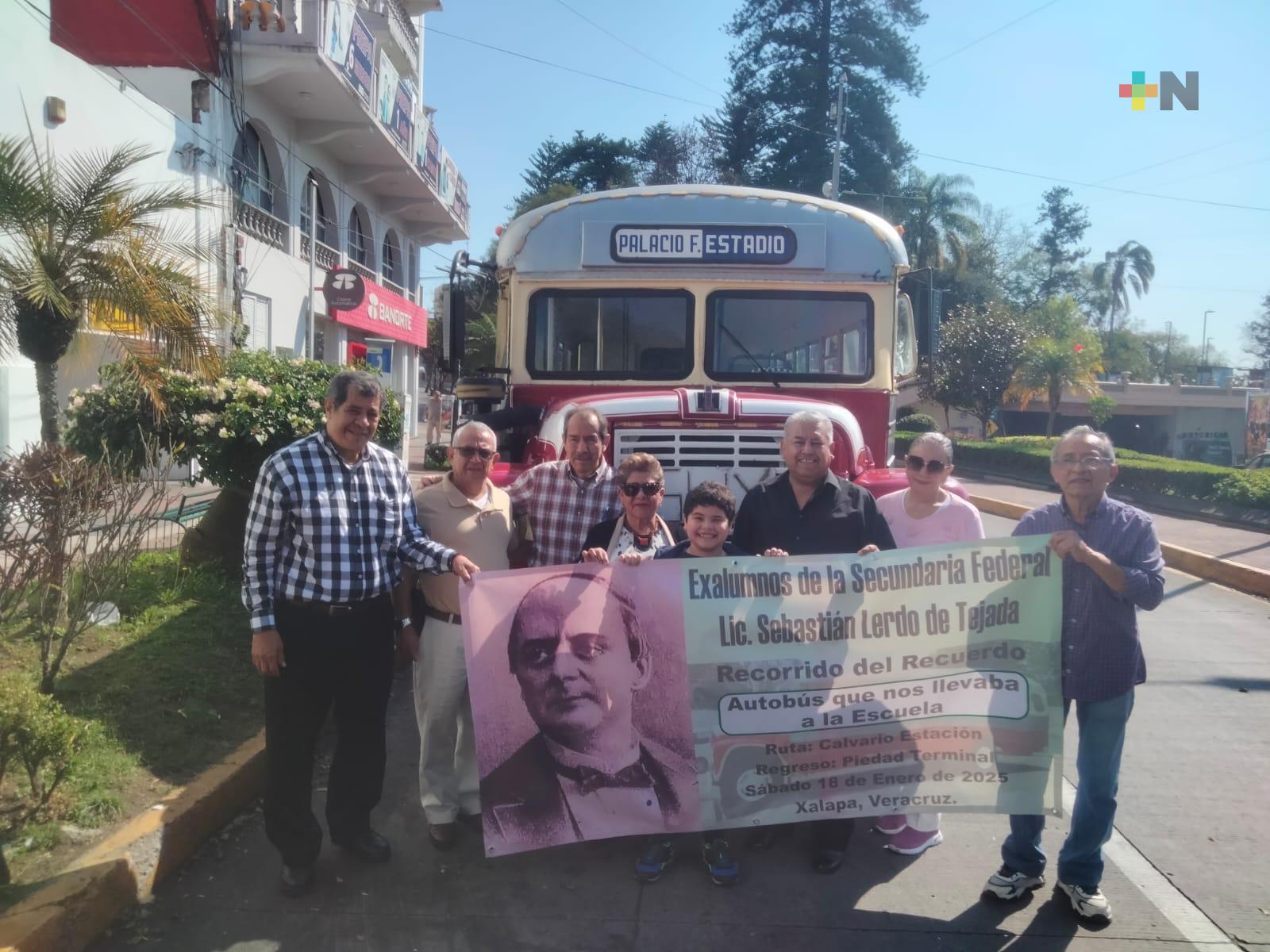En Xalapa, exalumnos recrean ruta de autobús que los transportaba hacia la escuela