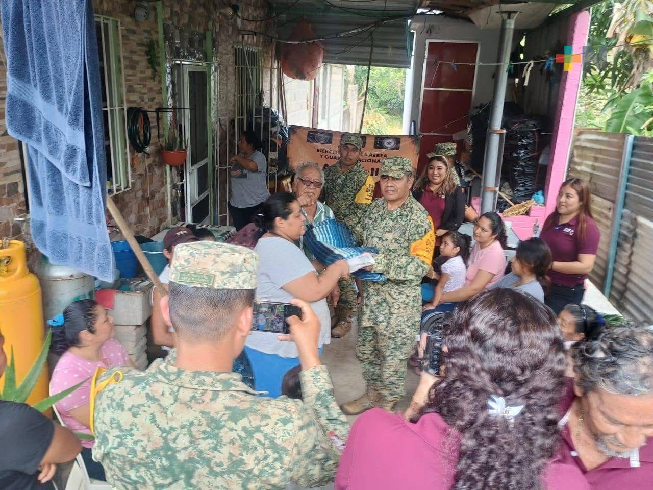 Entregan cobertores a familias afectadas por bajas temperaturas en Nanchital