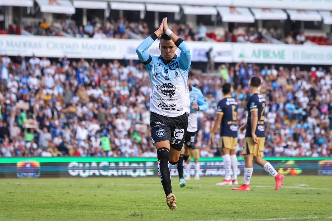 Querétaro vence a Pumas con doblete de Barrera