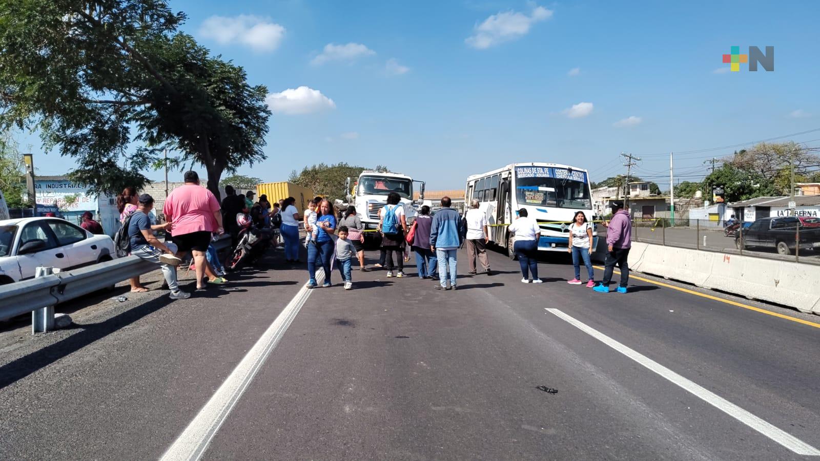 Por protesta bloquean tramo carretero Veracruz-Cardel