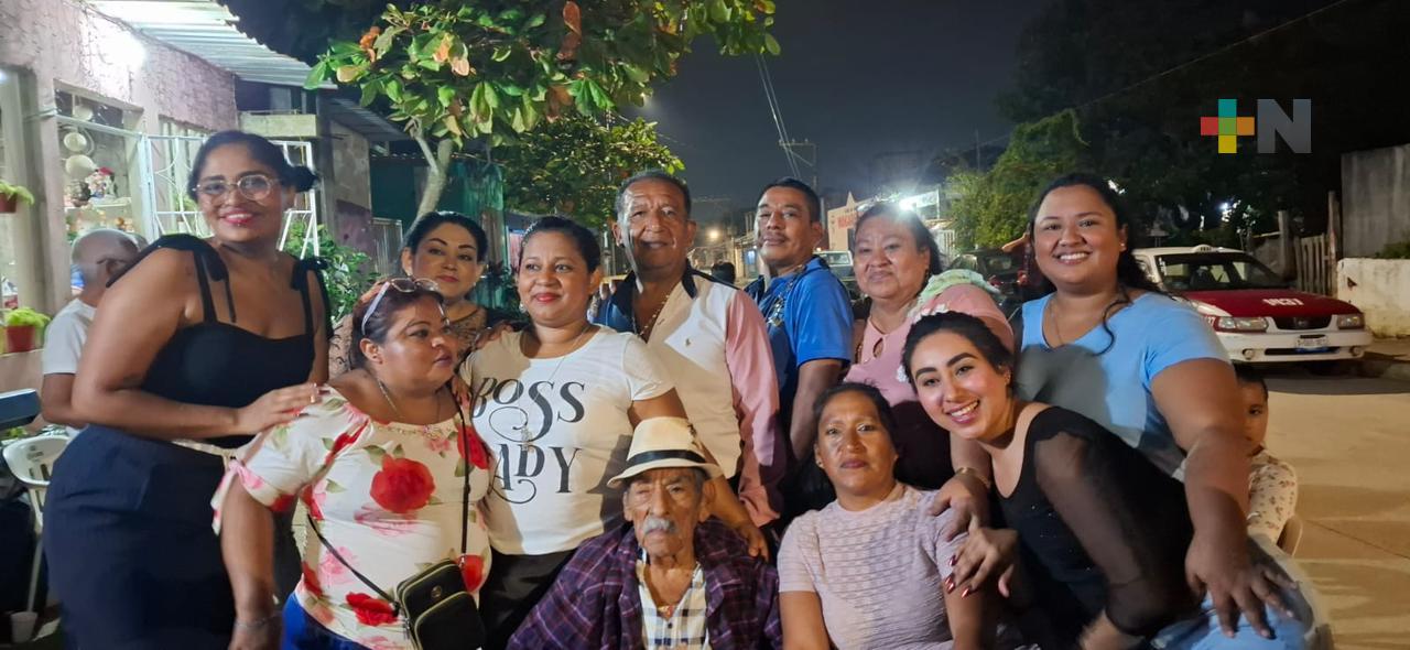 Celebran en Coatza a hombre que cumplió 101 años