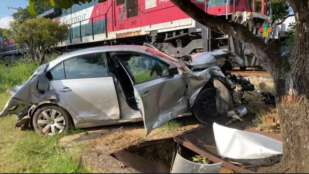 Tren arrastra a vehículo en Minatitlán