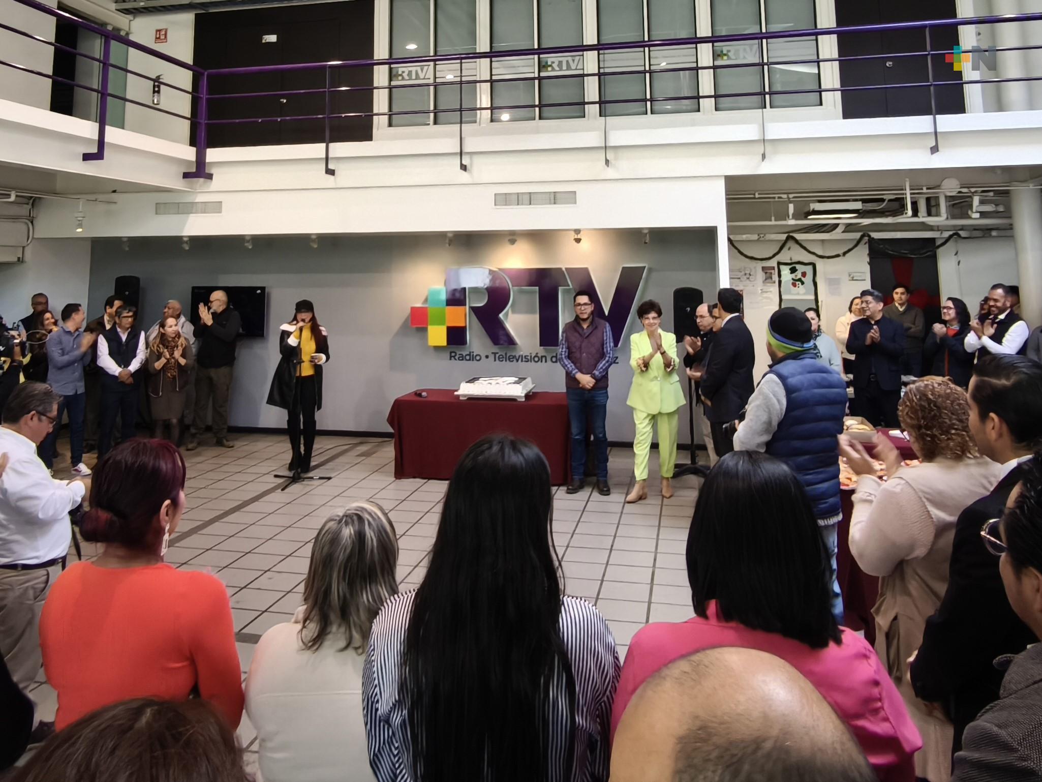 RTV celebra su 45 aniversario con partida de pastel y rosca de Reyes