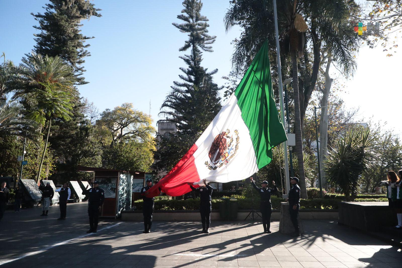 Izamiento de bandera en parque Juárez fue encabezado por Dirección de Atención a Migrantes