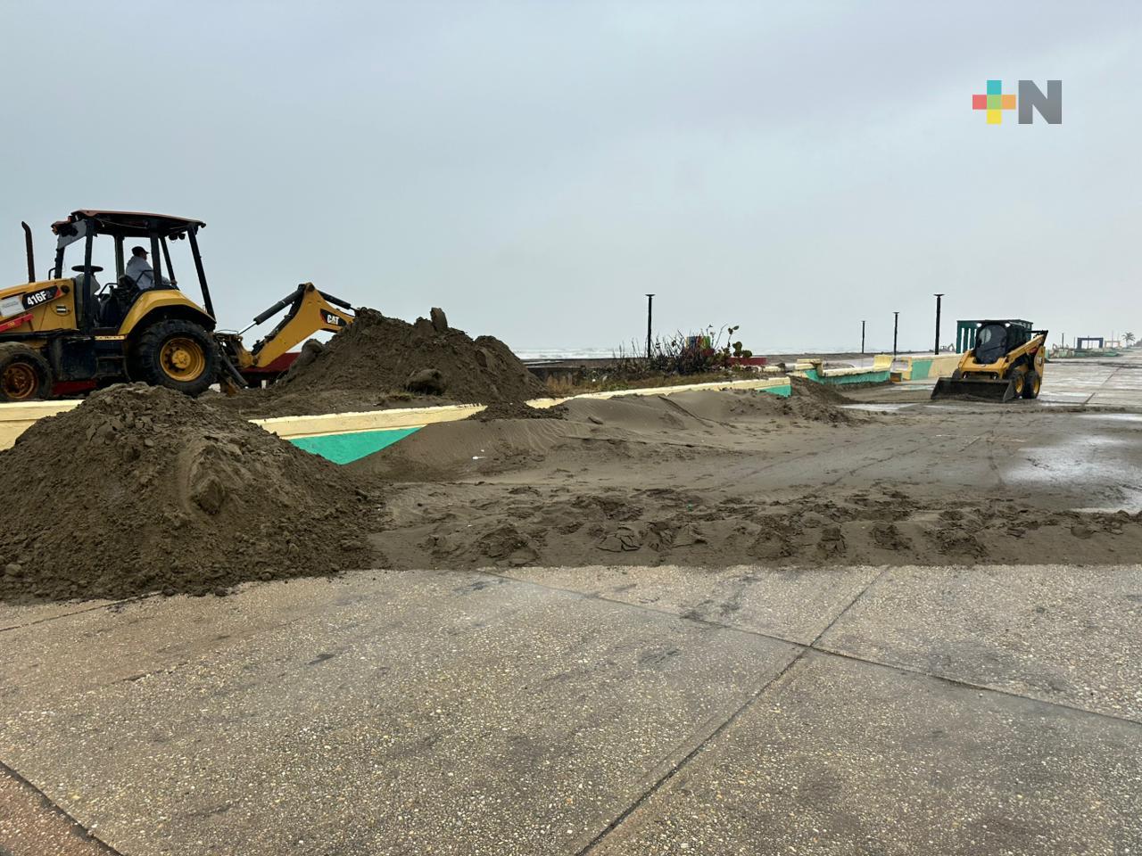 Por seguridad, limpian malecón de Coatza pese a lluvia del frente frío