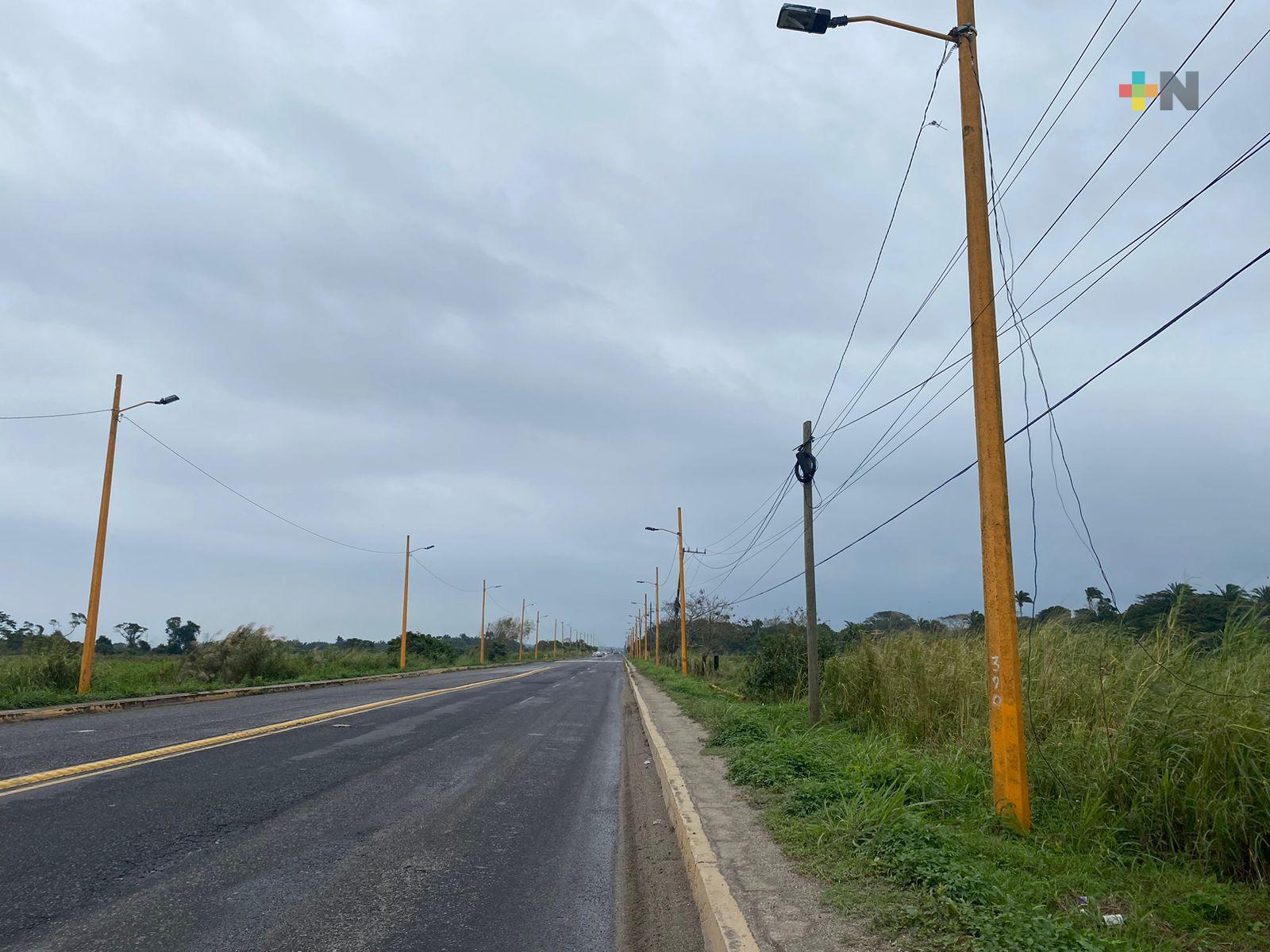 Roban lámparas led en carretera de Nanchital