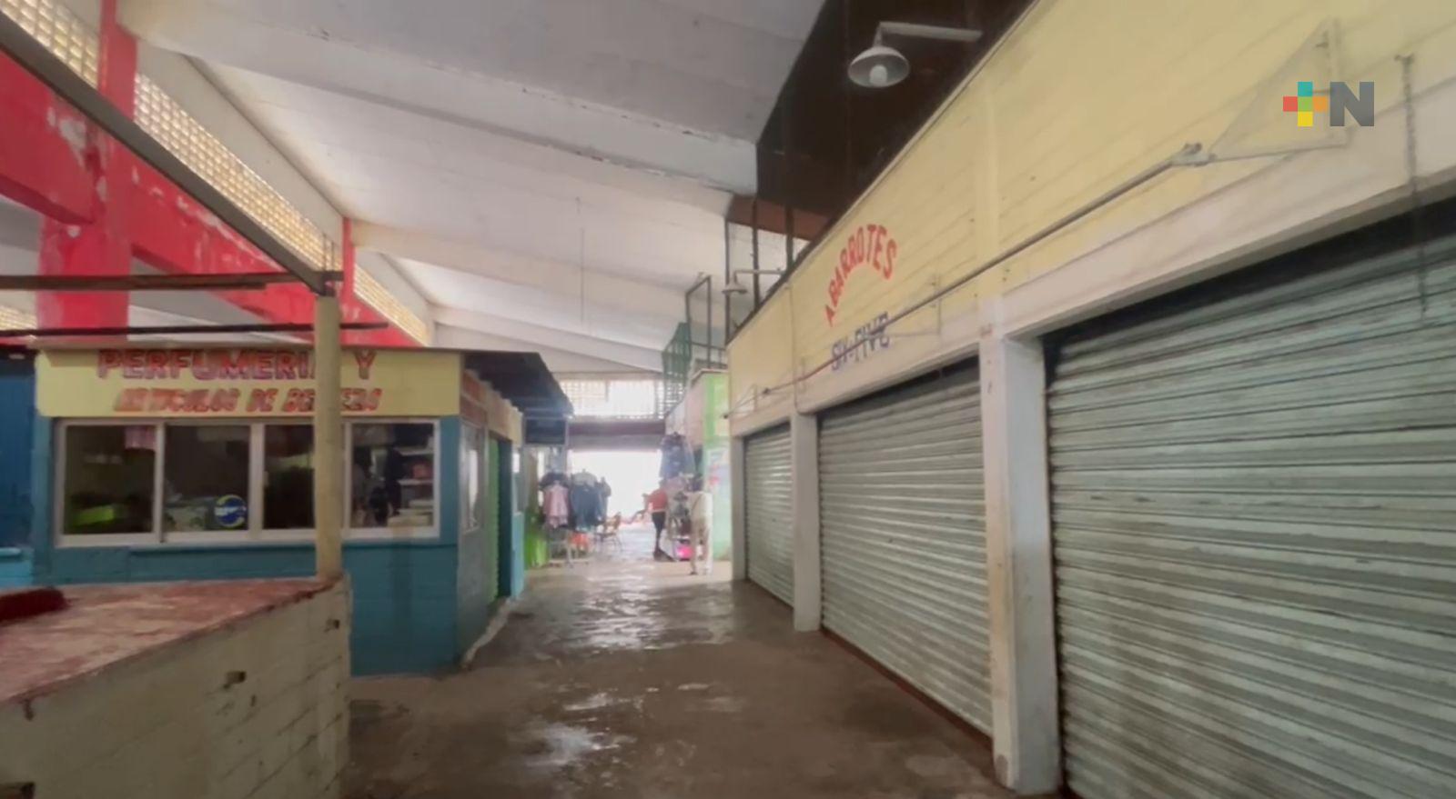 Locatarios del único mercado de Villa Allende piden reparación del techo