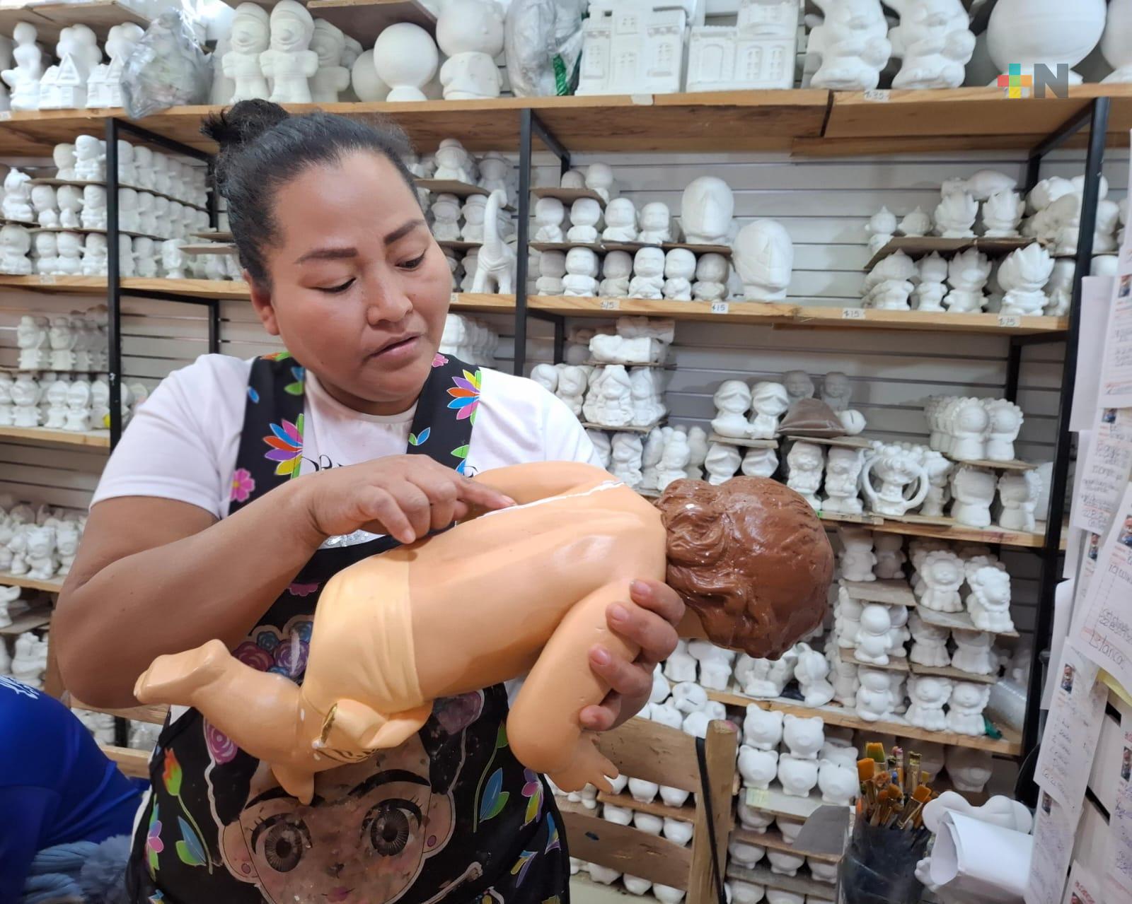 Niños Dios rotos o desgastados llegan para ser reparados en mercado Jáuregui