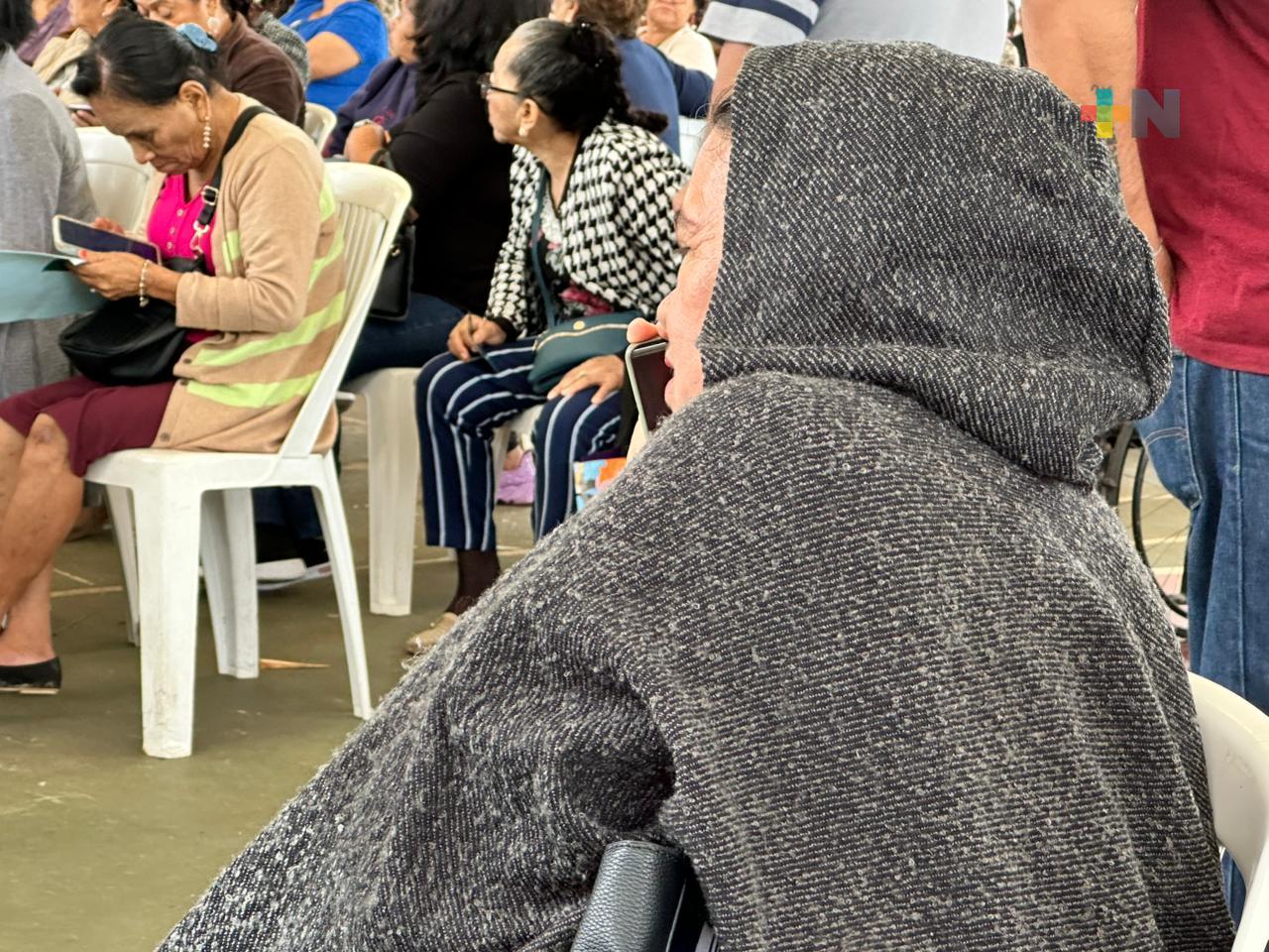 Adultos mayores, grupo de población que resiente en especial descenso de temperatura