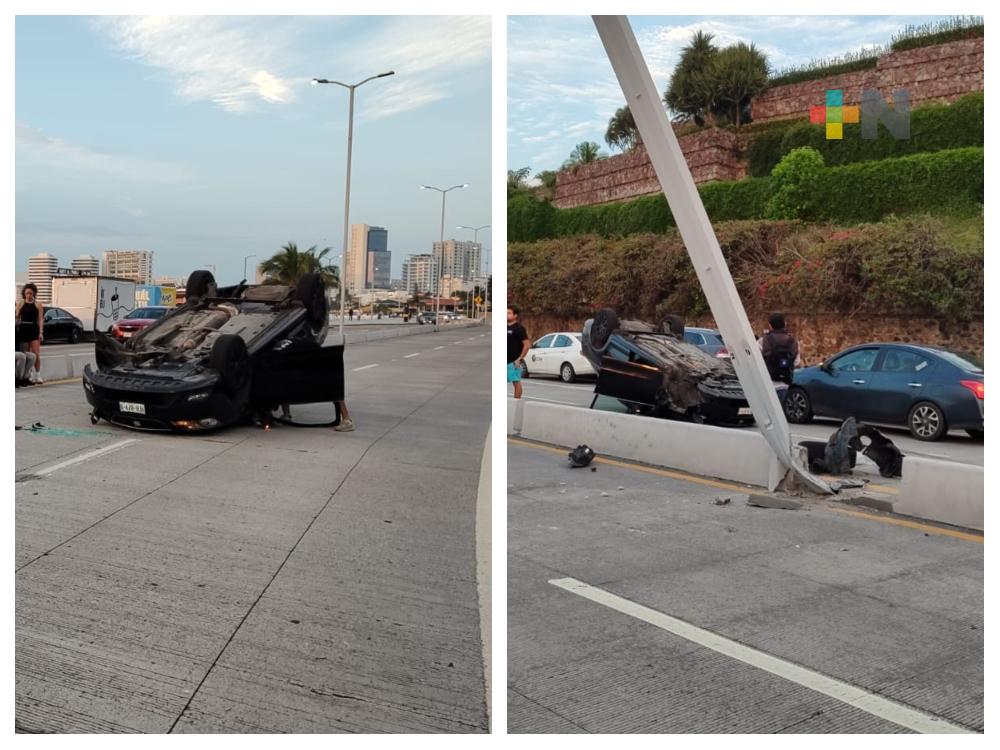 Por volcadura de vehículo cierran bulevar Ávila Camacho, en Boca del Río