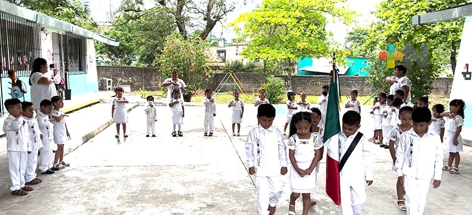 En preescolar de Ixhuatlán del Sureste uniforme para honrar a la bandera es traje típico