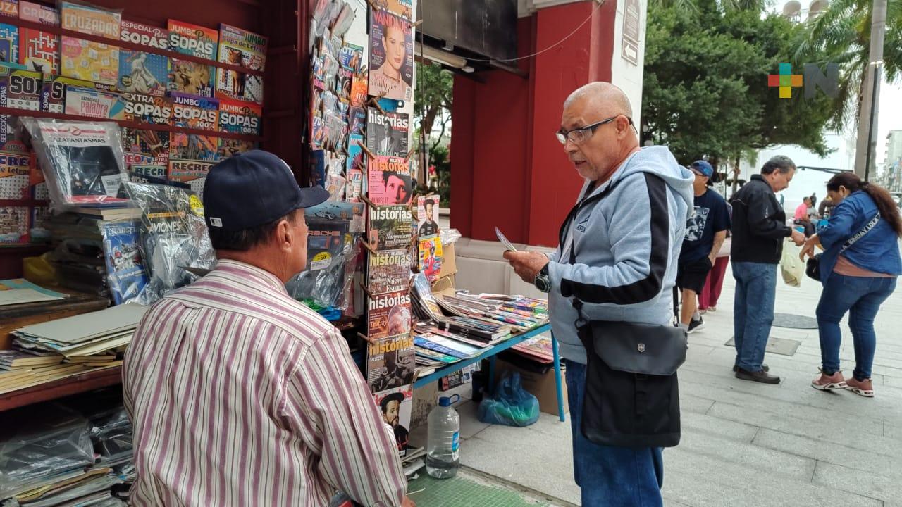 Con más de cien años de vida, sobrevive un puesto de periódicos en Veracruz puerto