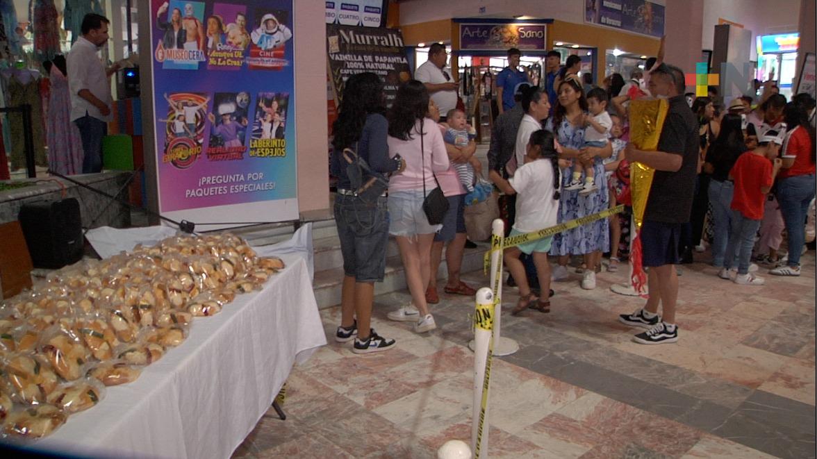 Plaza Aquarium comparte rosca de Día de Reyes con personal y visitantes
