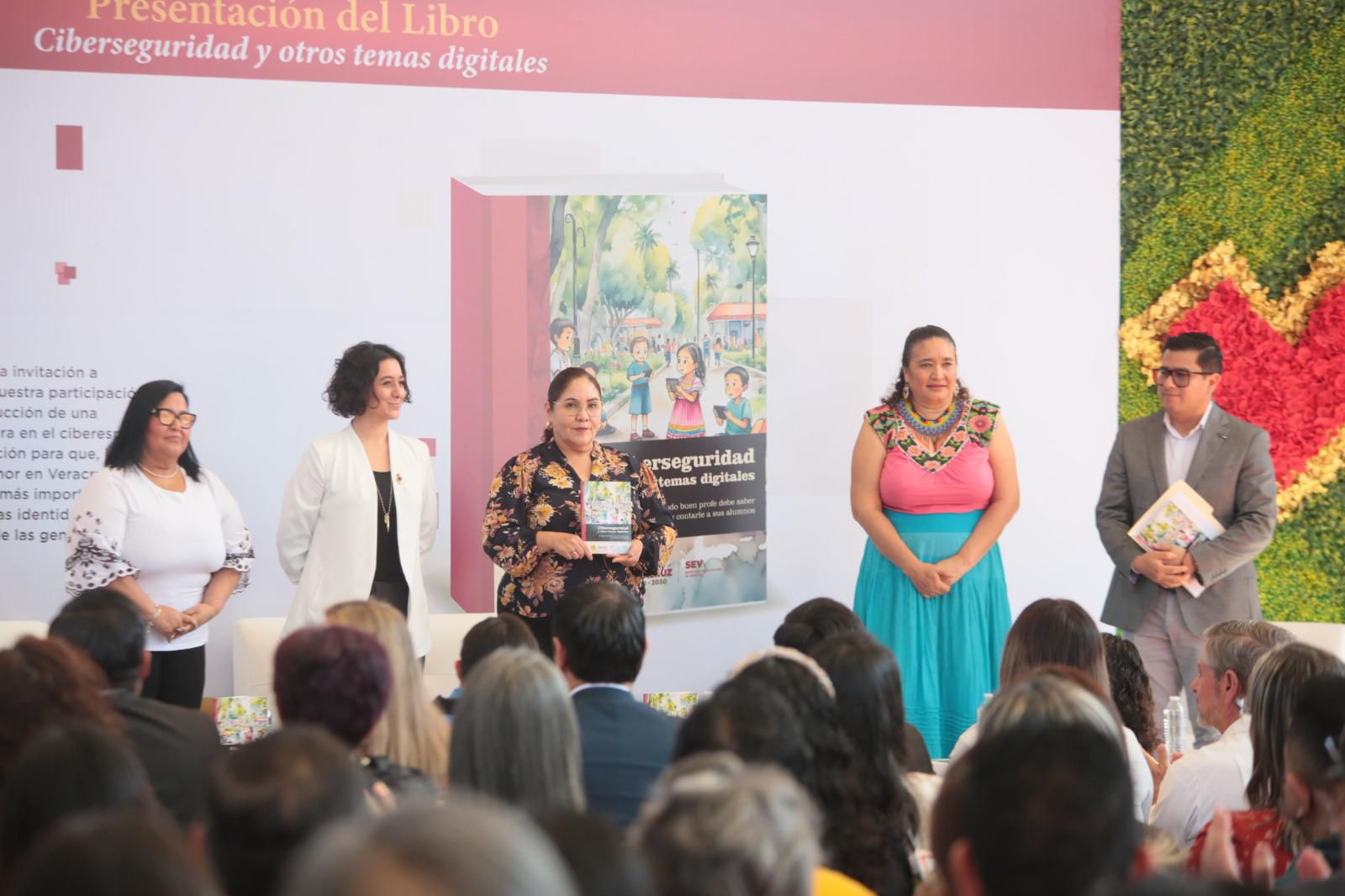 SEV presenta libro para promover una cultura de protección digital