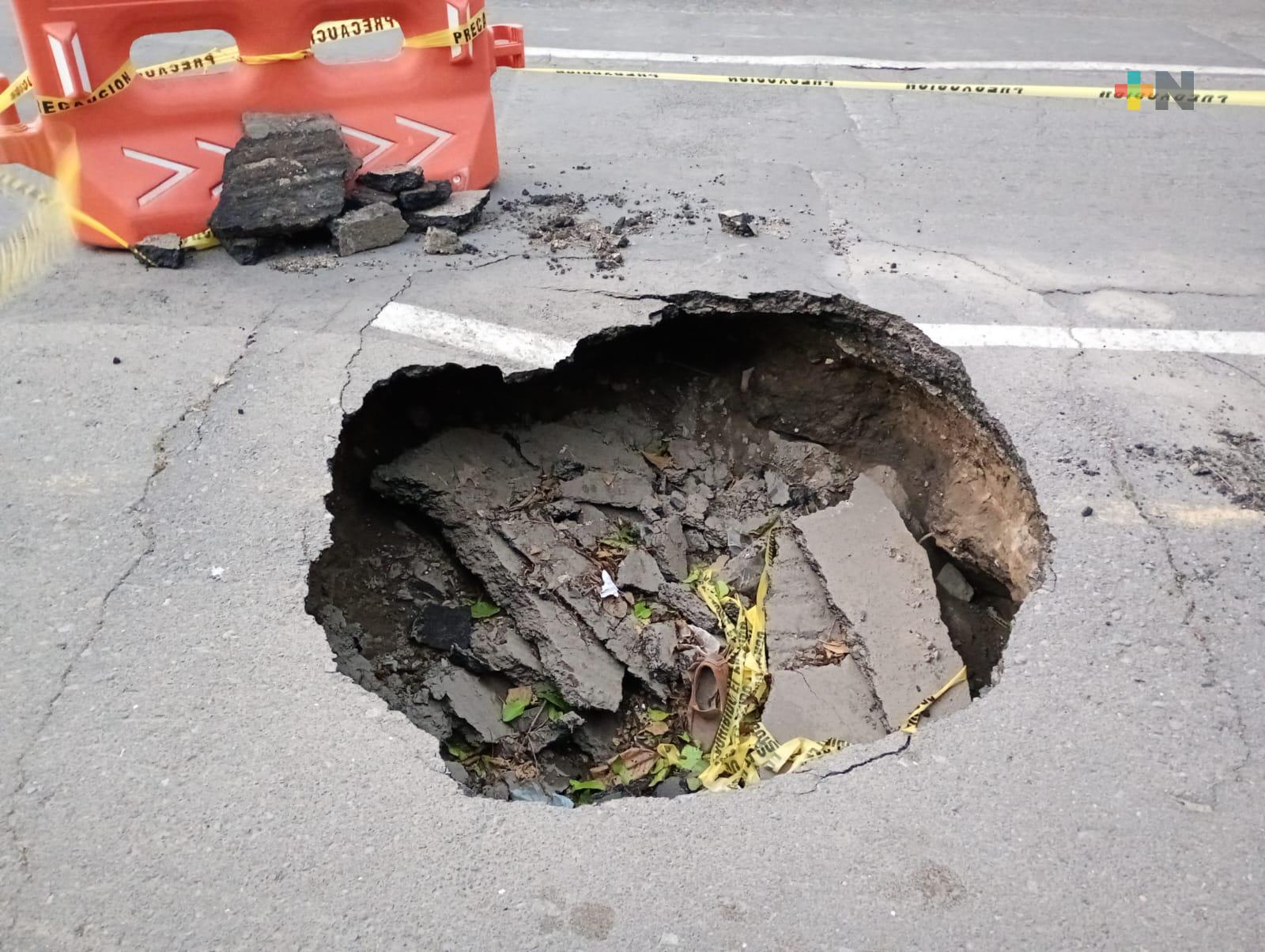Comienza 2025 con nuevo socavón y baches en puerto de Veracruz se quejan vecinos