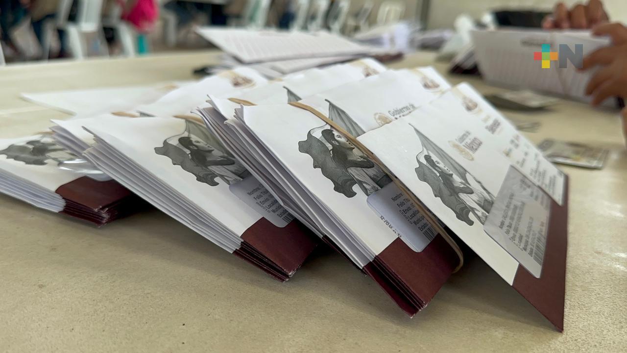 Programa Jóvenes Construyendo el Futuro entrega más de 300 tarjetas en Coatzacoalcos
