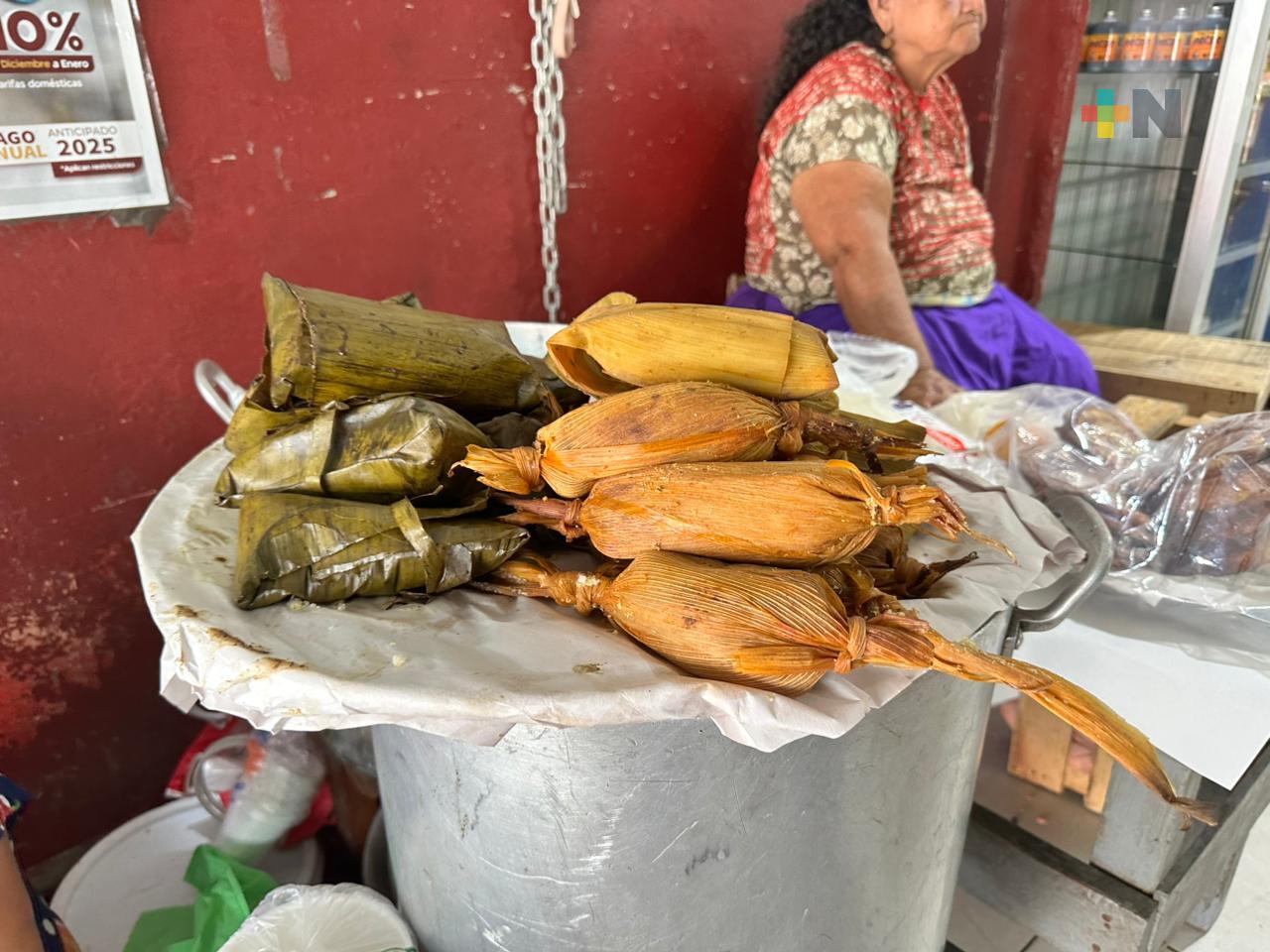 Vendedora tradicional de tamales preparará al menos mil piezas para feria en Coatza
