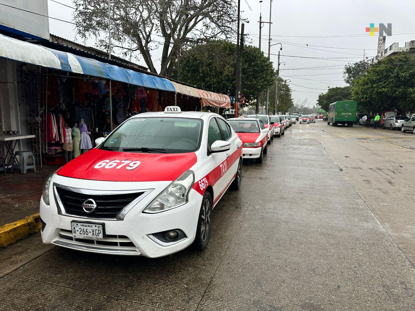 Taxistas de Coatza ven afectado su trabajo por frente frío; no hay clientes y calles se dañan con lluvia
