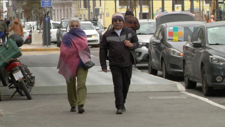 Turistas de Veracruz puerto, siempre soleado y caluroso, sorprendidos por el frío
