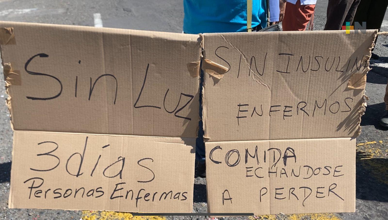 Falta de servicio eléctrico ocasiona pérdidas económicas a vecinos de Veracruz puerto